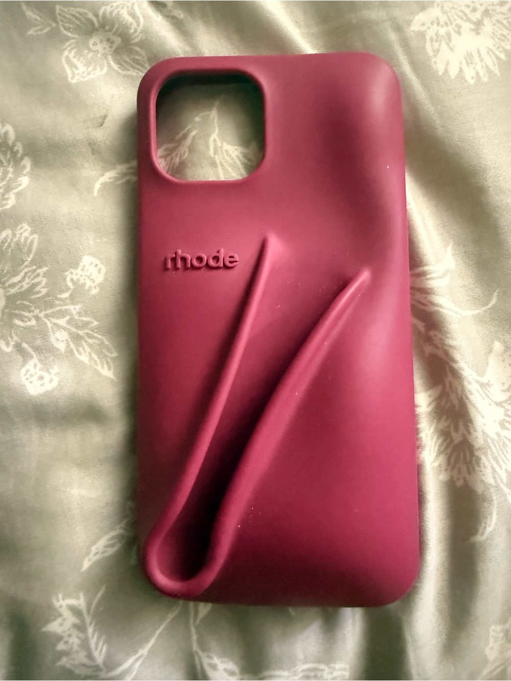 RHODE Deep Magenta Silicone Case with Integrated Molded Grip IPHONE 15